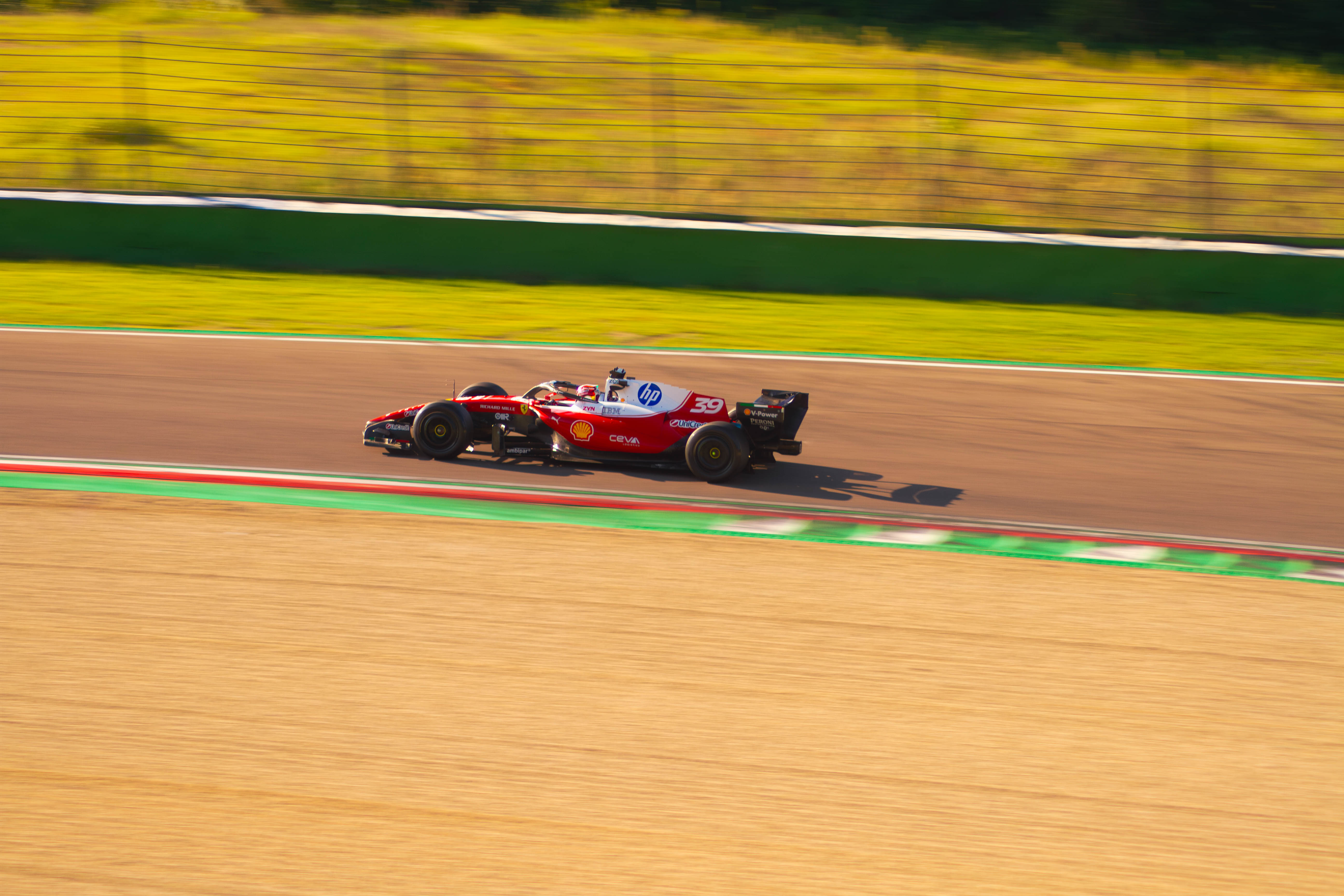 Vista laterale con panning della monoposto Scuderia Ferrari Formula 1 numero 39 in sfrecciata sul tracciato di Imola