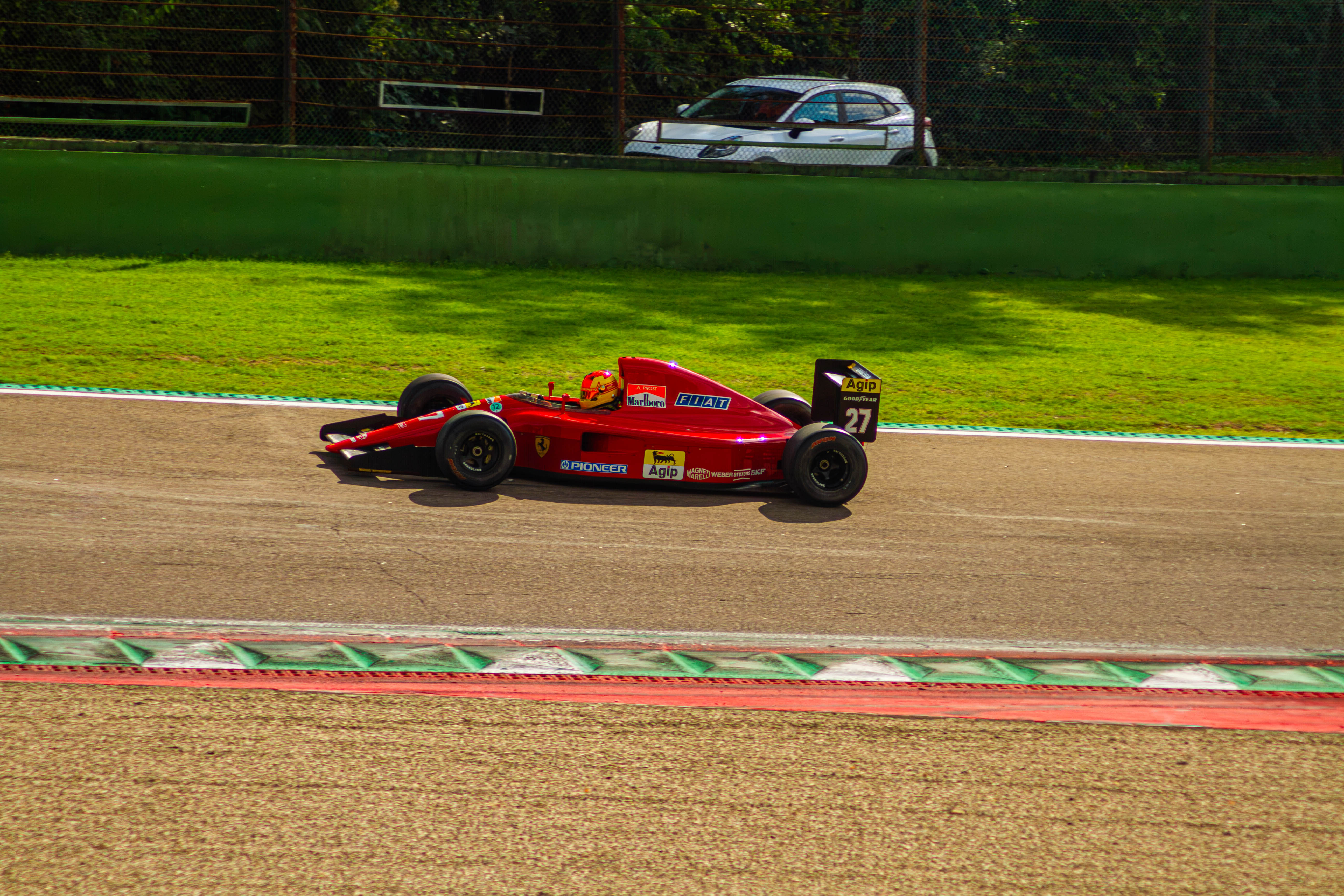 Monoposto di Formula 1 classica Ferrari numero 27 in curva sul tracciato di Imola